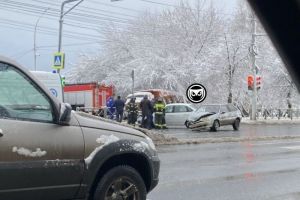 На место аварии рядом с пензенским «Тяжпромом» прибыли спасатели и скорая