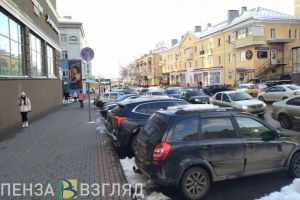 Автомобилисты игнорируют знак о запрете остановки на улице Кураева в Пензе