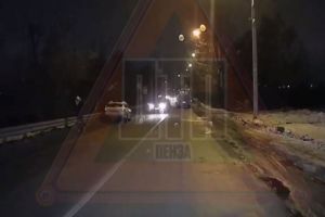 На видео сняли момент ДТП в пензенском микрорайоне Заря