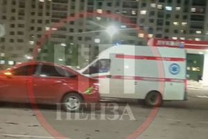 В Пензе скорая прибыла к месту аварии с участием двух легковых машин