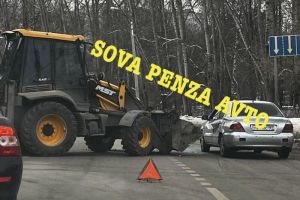 В Пензе экскаватор-погрузчик протаранил иномарку