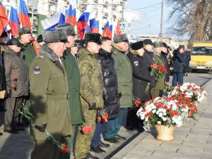 В Пензе к стеле «Слава героям» возложили цветы