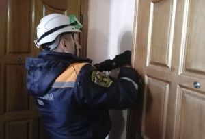 В Пензе спасатели вскрыли двери в квартиры к двум больным женщинам