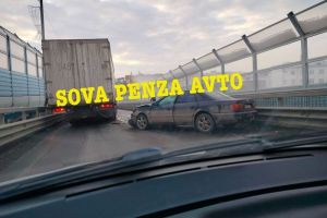 Реанимация прибыла на место аварии на мосту Капашина в Пензе