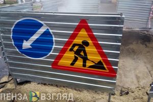 В центре Пензы люди стоят в пробках из-за коммунальной аварии