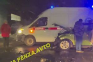 Скорая приехала на место ночной аварии с двумя автомобилями в Пензе