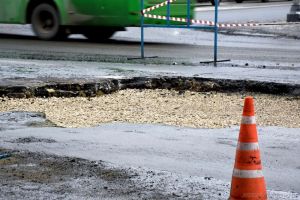 В Пензе восстанавливают дорожное полотно на улице Суворова