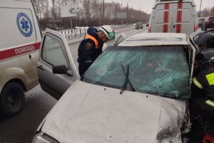 В Пензенской области участник ДТП на  М5 «Урал» оказался зажатым в машине