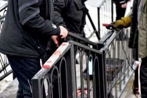В Пензе монтируют перила лестницы, ведущей к Спасо-Преображенскому монастырю