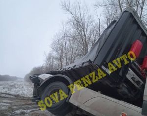 Возле Кузнецка перевернулась фура