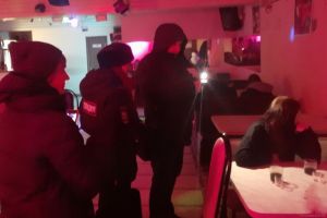 В центре Пензы молодые люди незаконно пили алкоголь в кафе
