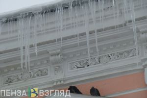 Пензенцам напомнили, куда сообщить о сосульках на крыше