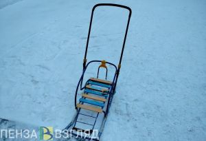 Пензенцам напомнили, как правильно перевозить ребенка на санках через дорогу