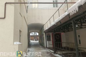 На пензячку на улице Московской рухнула наледь с крыши