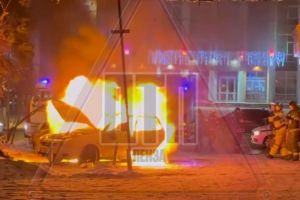 В центре Пензы сняли на видео горящую «Ладу Приору»