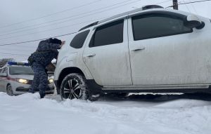 Пензенские росгвардейцы вызволили автомобиль молодоженов из снежного плена