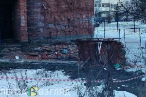 В Пензе рабочие разбирают разрушенные плиты в доме, где упали балконы