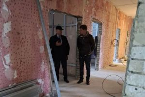 Космачев проверил, как идет ремонт врачебной амбулатории в селе Степановка