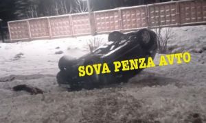 Появились фото с места ДТП с перевернувшейся иномаркой в Сердобске