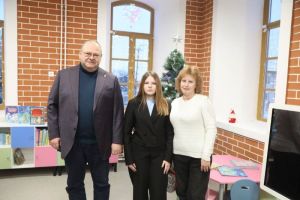 Мельниченко передал подарок от Путина юной сердобчанке
