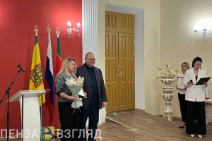 Пензенский губернатор вручил ключи от квартир медработникам в Сердобске