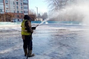 В Пензе вновь заливают катки на хоккейных площадках