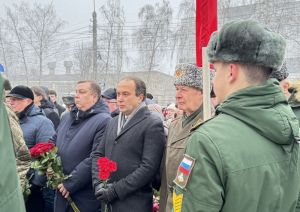В Пензе возложили цветы к памятнику «Героям блокадного Ленинграда»