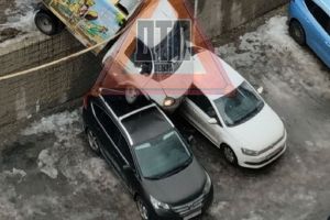 В Пензе «ГАЗель» обрушилась на припаркованные машины