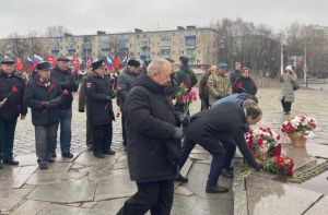 Пензенцы возложили цветы к монументу в память о  защитниках Сталинграда