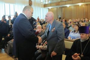 Мельниченко вручил медали в честь 80-летия Великой Победы пензенским ветеранам