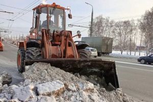 107 единиц спецтехники убирают дороги Пензы от снега