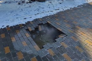 На тротуаре в центре Пензы образовался провал с горячей водой