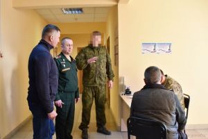 Денисов посетил объединенный пункт отбора на военную службу по контракту