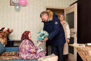Глава Заречного Алексей Костин вручил медали ветеранам ВОВ