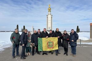 Пензенцы возложили цветы к памятнику Победы «Звонница» в Белгородской области