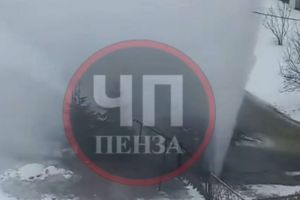 В Пензе забил гейзер высотой в несколько этажей