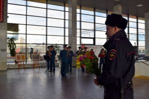 На вокзале в Пензе женщин поздравил военный оркестр