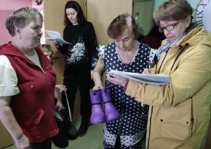 Пензенские волонтеры передали в ПВР обувь и медикаменты