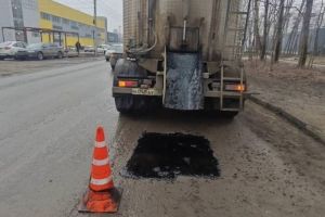 В Пензе проводят мелкоямочный ремонт дорог на улицах Строителей и 65-летия Победы