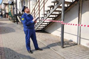 С фасада жилого дома в центре Пензы упали кирпичи