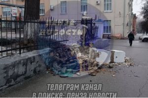 В Пензе возле ПГУ обвалился забор