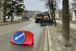 В Заречном меняют бордюры на участке дороги улицы Комсомольской