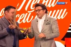 Зареченец подарил на телешоу Андрею Малахову лосиные рога (12+)