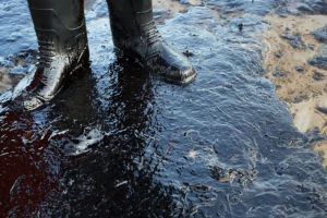 Разлив нефти в Камешкирском районе обернулся штрафом в 400 тысяч рублей
