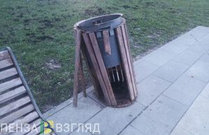 Пензенцы сломали урну и испачкали плитку на набережной
