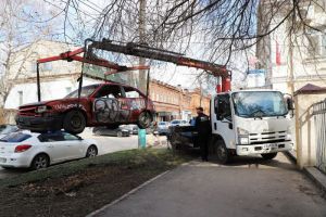 С улиц Пензы начали вывозить брошенные автомобили