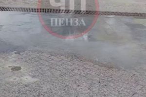 На Московской улице в Пензе из-под плитки пошла горячая вода