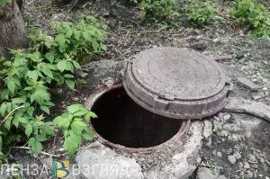 Открытый люк возле дома на ул. Карпинского в Пензе беспокоит горожан