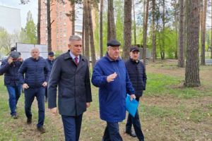 Костин оценил ход работ по благоустройству сквера имени Демакова