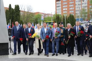 Депутаты Гордумы возложили цветы к стеле «Пенза — город трудовой доблести»